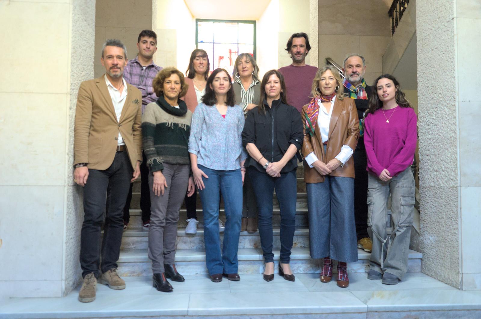 Fila de abajo, de izquierda a derecha: José Manuel Orrego Álvarez, Doctor en Psicología, Fundación Vinjoy; Inma Fernández, Doctoranda, Psicóloga General Sanitaria; Carlamarina Rodríguez Pereira, Psicóloga Clínica, Prof. Asociada; Mercedes Paino, Catedrática de Psicología, Coordinadora del Grupo P3; Ana María González Menéndez, Prof. Titular de Psicología; Ainoa Gartiz Martín, Estudiante de Máster de Psicología General Sanitaria. Fila de arriba, de izquierda a derecha: Guillermo Dylan Carvajal Aza, Estudiante de Máster en Ingeniería Web, Personal contratado; María Isabel Gutiérrez López, Psicóloga clínica, Profesora Asociada; Elena García Vega, Prof. Titular de Psicología; Daniel Fernández Lanvin, Prof. Titular de la Escuela Politécnica de Ingeniería; Óscar Vallina Fernández, Psicólogo clínico, Hospital de Torrelavega (Cantabria).