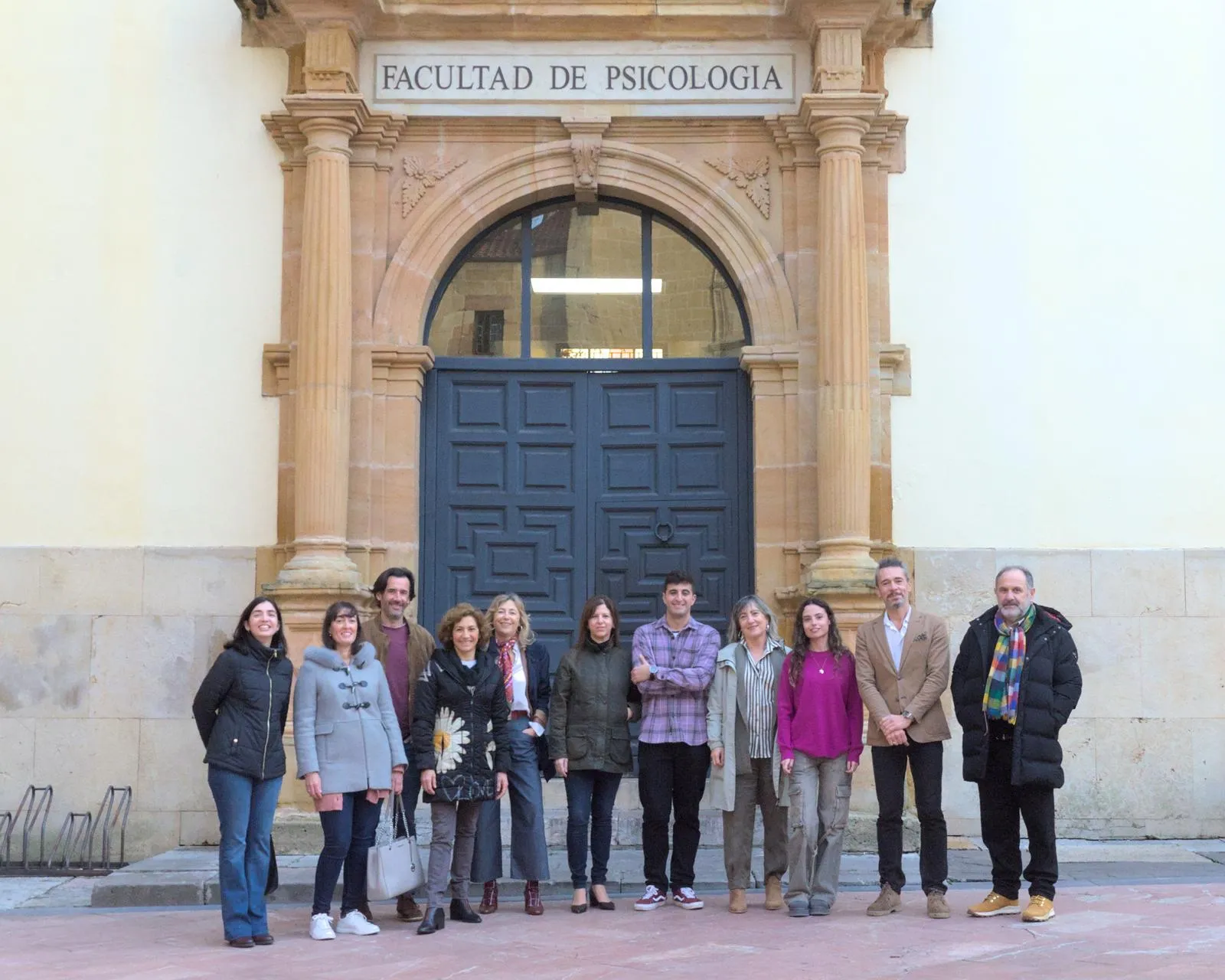 (DE IZQUIERDA A DERECHA): Carlamarina Rodríguez Pereira, Psicóloga Clínica, Prof. Asociada; María Isabel Gutiérrez López, Psicóloga clínica, Prof. Asociada; Daniel Fernández Lanvin, Prof. Titular Escuela Politécnica de Ingeniería; Inma Fernández, Doctoranda, Psicóloga General Sanitaria; Ana María González Menéndez, Prof. Titular de Psicología; Mercedes Paino, Catedrática de Psicología, Coordinadora del Grupo P3; Guillermo Dylan Carvajal Aza, Estudiante de Máster en Ingeniería Web, Personal contratado; Elena García Vega, Prof. Titular de Psicología; Ainoa Gartiz Martín, Estudiante de Máster de Psicología General Sanitaria; José Manuel Orrego Álvarez, Doctor en Psicología, Fundación Vinjoy; Óscar Vallina Fernández, Psicólogo clínico, Hospital de Torrelavega (Cantabria)